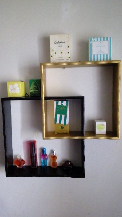 Shelf with miniature perfume bottles, filled and original64286110710659121