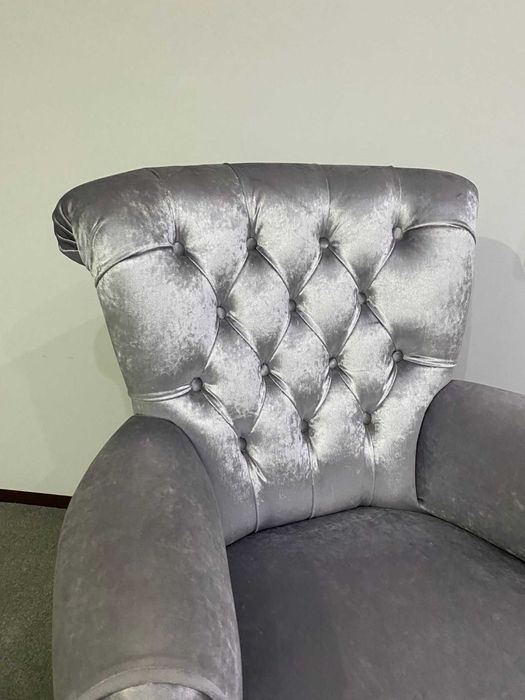 Senhorinha prateada e espelho prateado