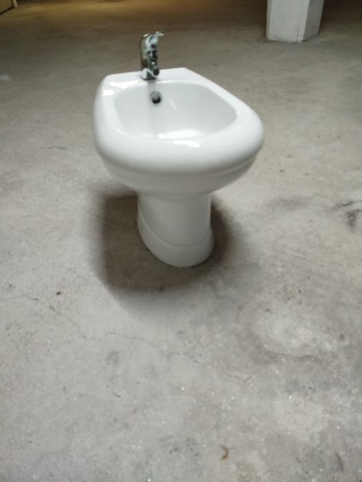 Bidé  branco torneiras e tubos