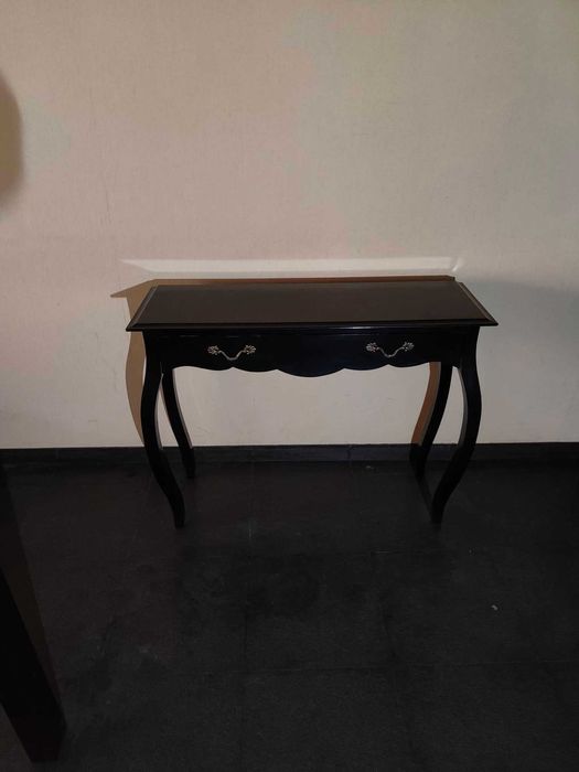 Mesa tipo credência com gaveta