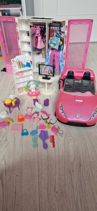 Lalki barbie wraz z akcesoriami.