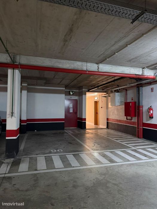Apartamento T2 com Varanda e Garagem em Telheiras