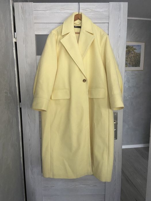 Pastelowy żółty płaszcz oversize Gina Tricot