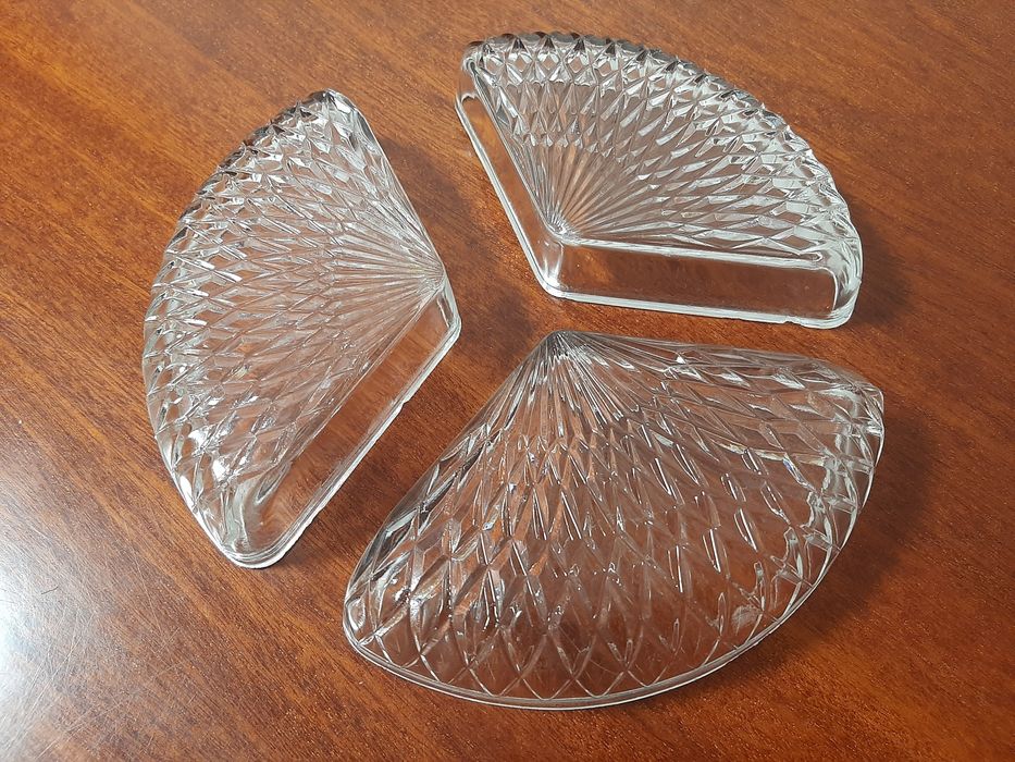 Гарнитур из трёх хрустальных тарелок.