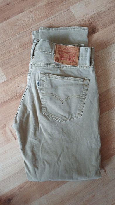 Damskie spodnie Levi's stan bardzo dobry rozmiar M beżowe jasne