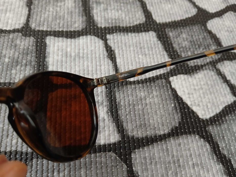 oculos de sol redondos castanhos tigresa humps optics