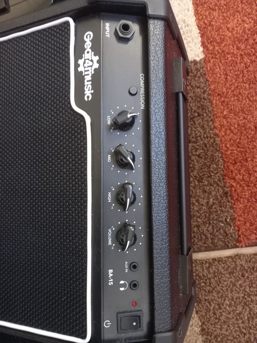 baixo elétrico + amplificador + conjunto de cordas + case