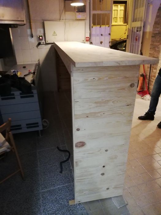 Vários tipos de balcões em madeira rústica e muito robusta.