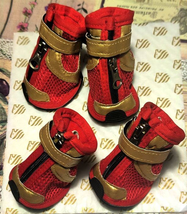 Ботинки для собак,красные сетчатые с золотистой отделкой и застежками-
