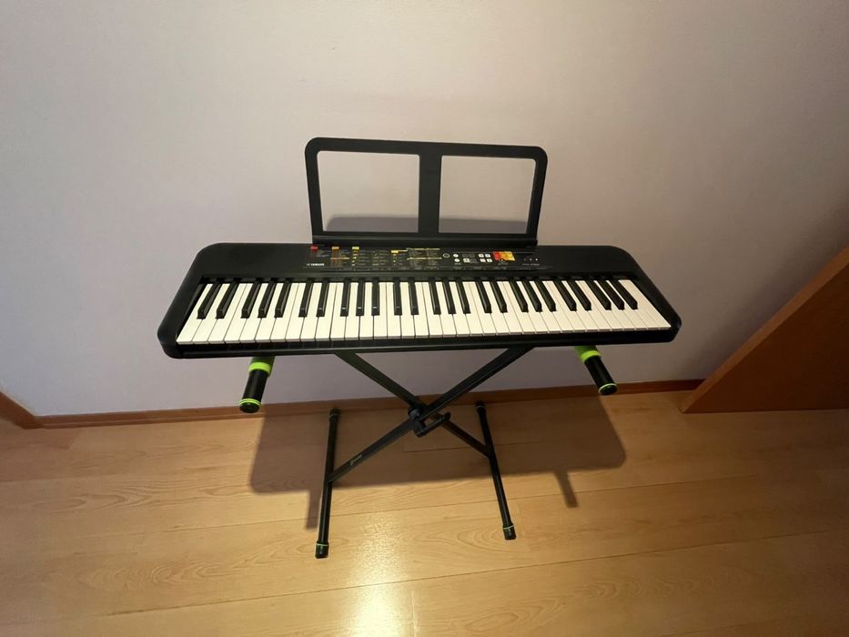 Yamaha PSR-FS2 com suporte