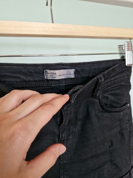 98% bawełna czarne dopasowane szorty spodenki krótkie jeansowe Bershka