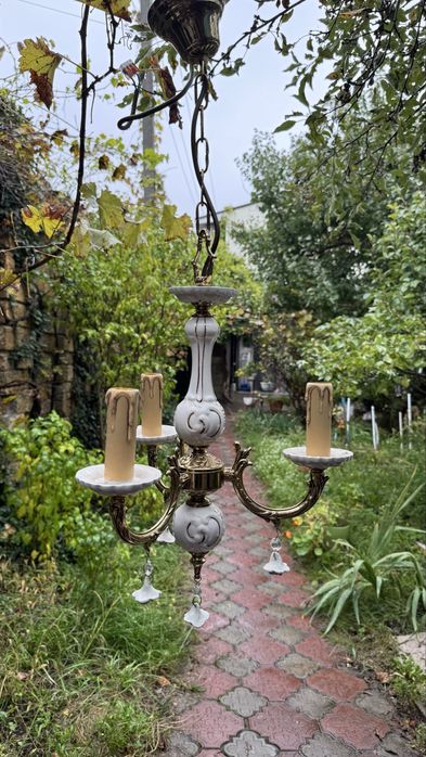 Люстра фарфоровая с бронзой, стекло матовое фигурное, Италия