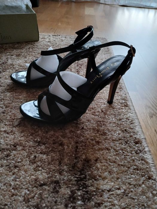 Buty na paseczkach czarne lakierowane,szpilki