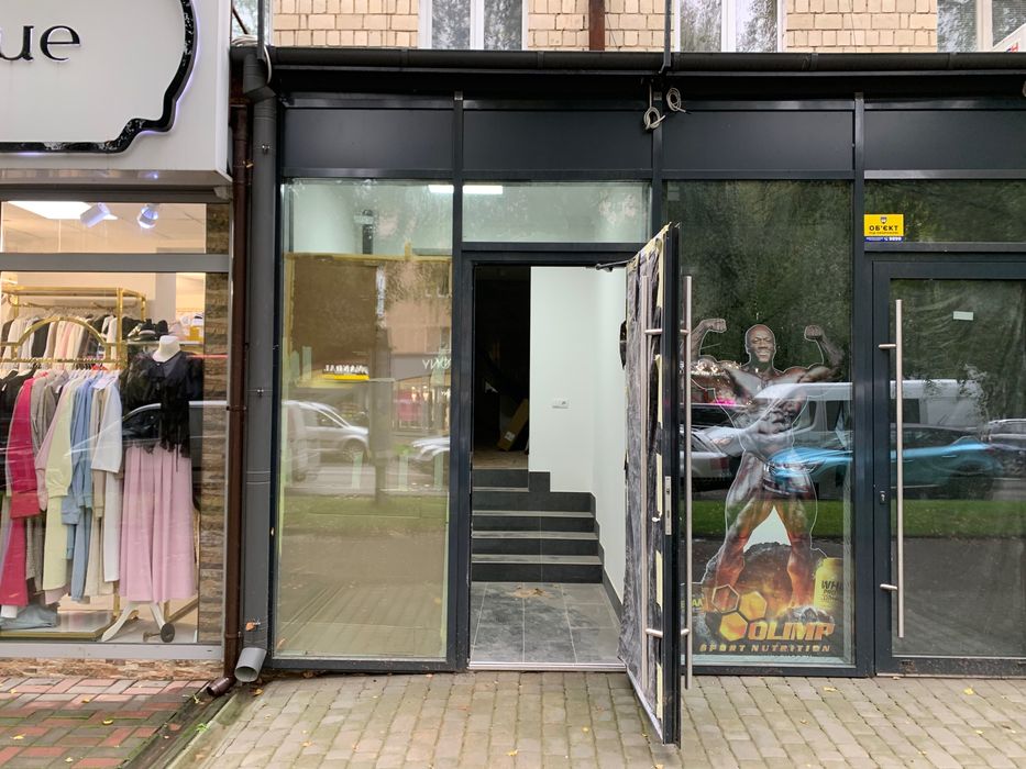 Оренда фасадного приміщення на Стасюка в топовому торговому ряду