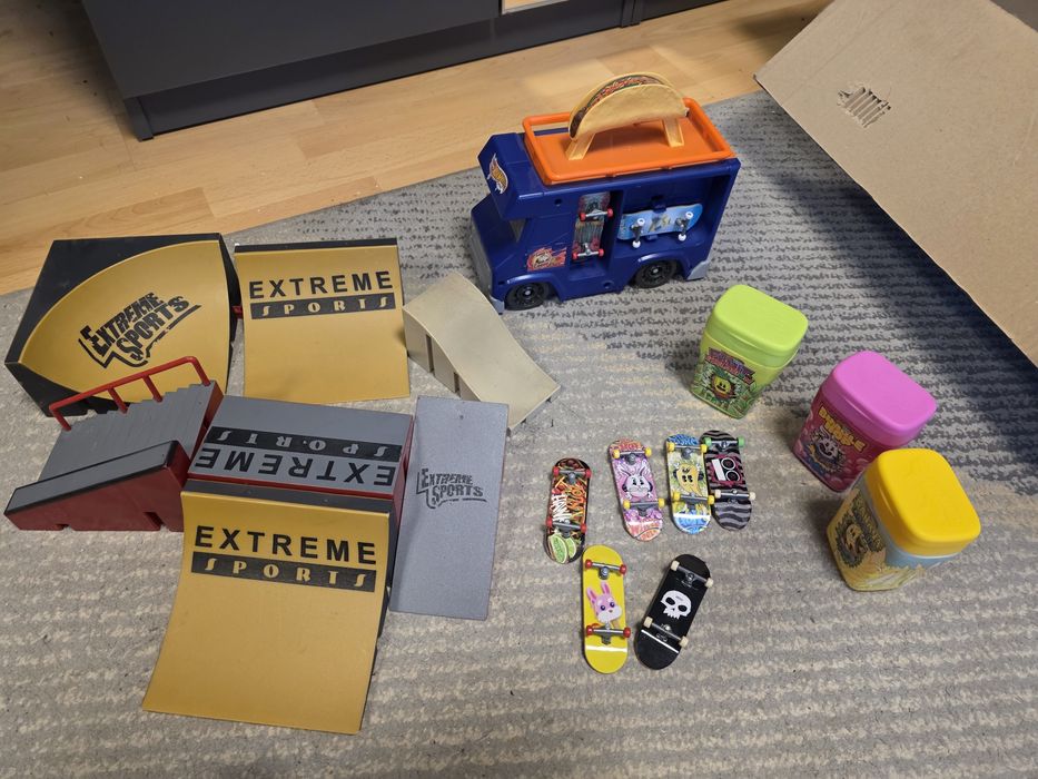 Finger board deskorolka skate park bus