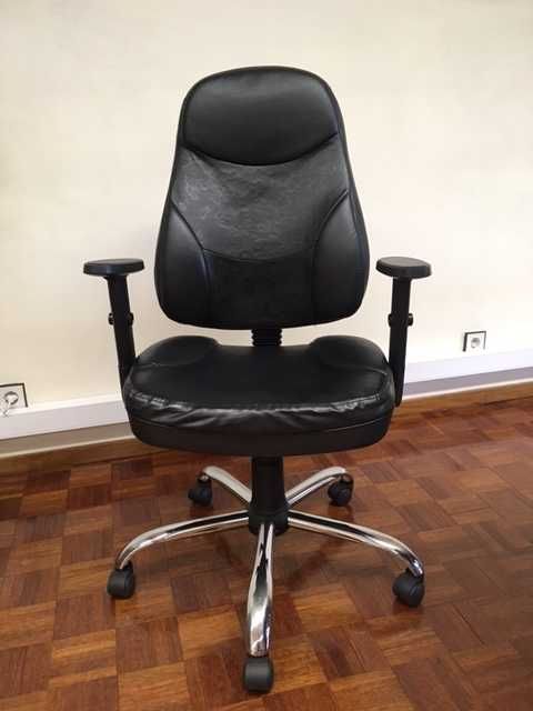 Cadeira de Escritório - ajustável com rodas