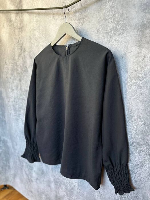 Чорна блуза з довгими рукавами COS