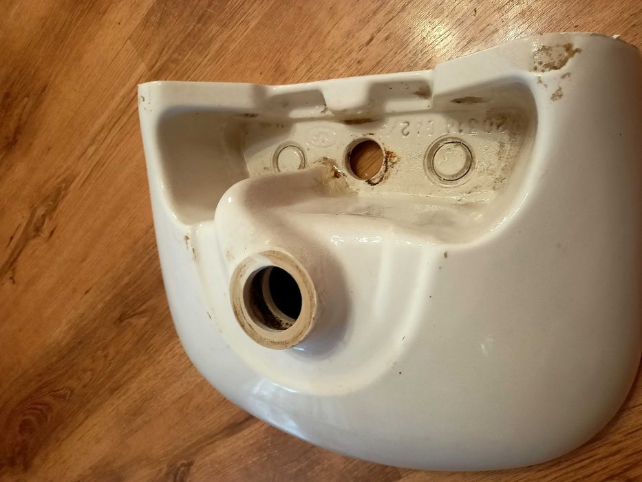 Biała umywalka Roca