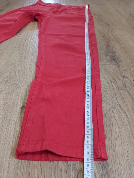 Czerwone spodnie z wysokim stanem jeans