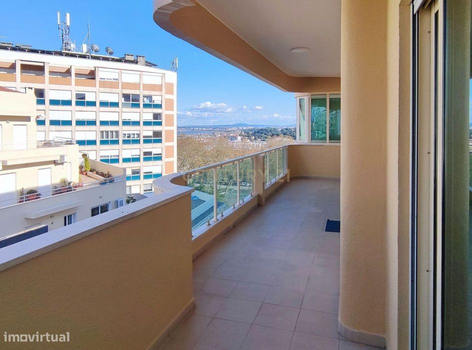 Amplo apartamento de 3 quartos com varandas panorâmicas em Almada, em