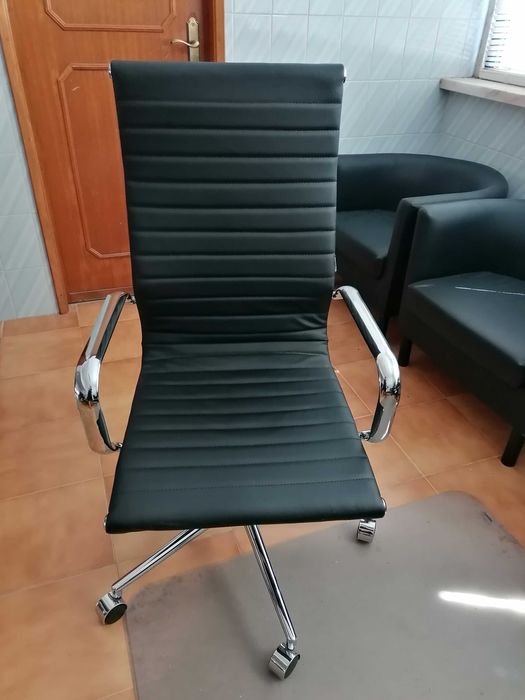Cadeira de escritório preta com braços cromados