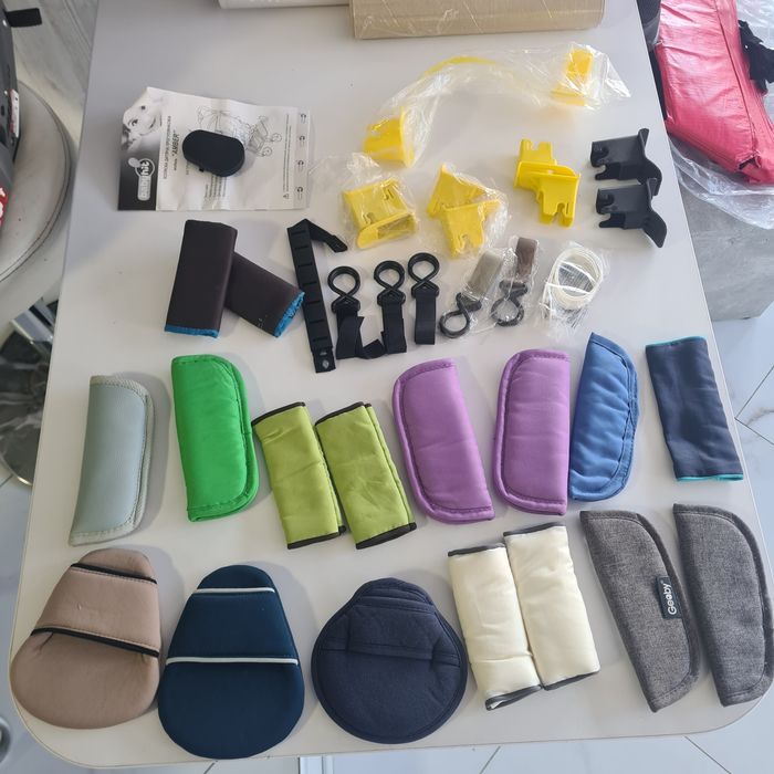 Різні аксесуари, накладки на ремені, на замки, заглушки isofix,