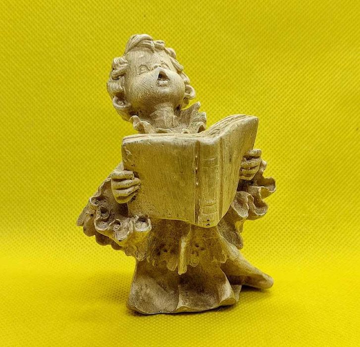 Artigo decorativo menino cantar criança livro contemplação