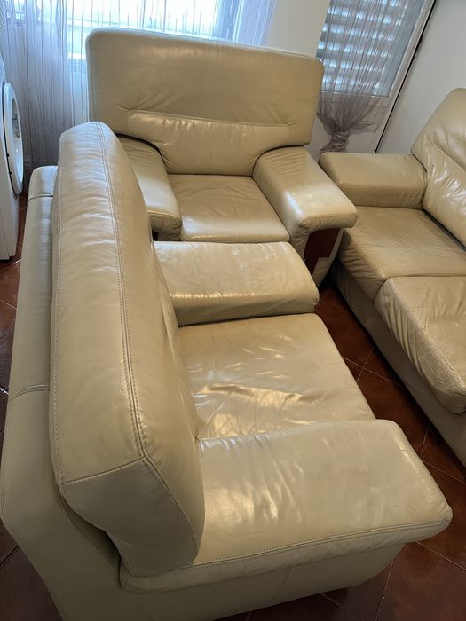 Conjunto de sofás em pele genuina