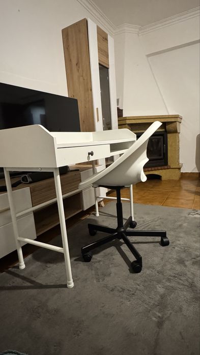 Conjunto mesa e cadeira, escrivaninha “pra despachar logo”