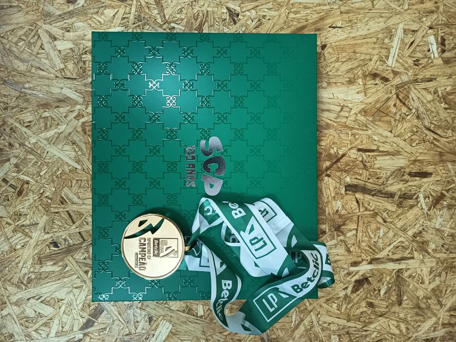 Camisola do Sporting clube de Portugal + Medalha de campeão nacional
