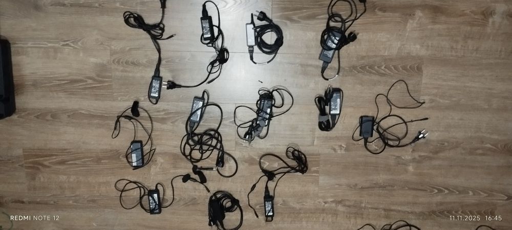 Zasilacze laptopowe, różne rodzaje.