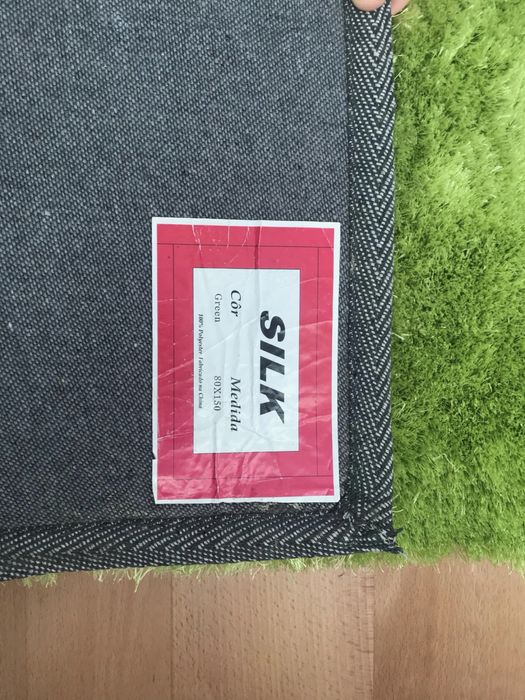 Conjunto de dois tapetes verdes de pelo comprido