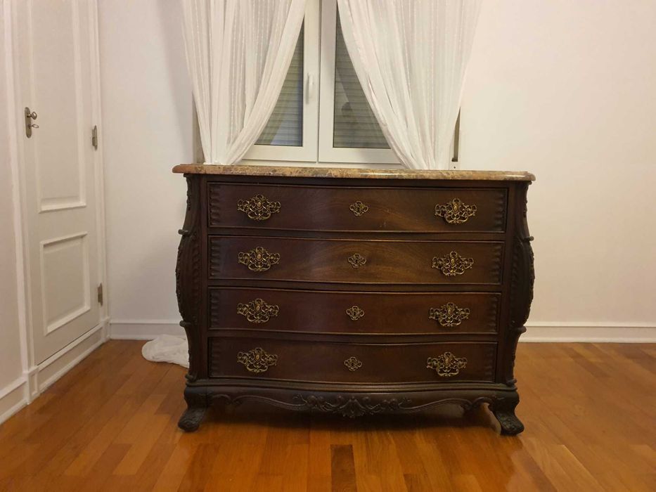 Cómoda Vila Viçosa em mogno, com tampo em grés de Silves.