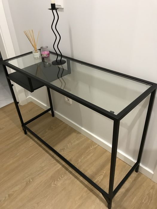 Mesa com tampo de vidro com varias utilidades