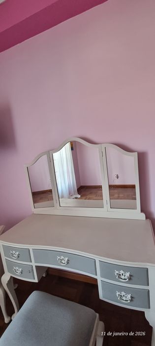 Tocador com banco e mesas cabeceira