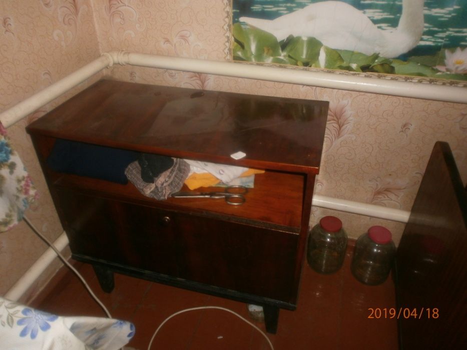 Продам б/у мебель в отличном состоянии стол стулья стенка кресла тумбо