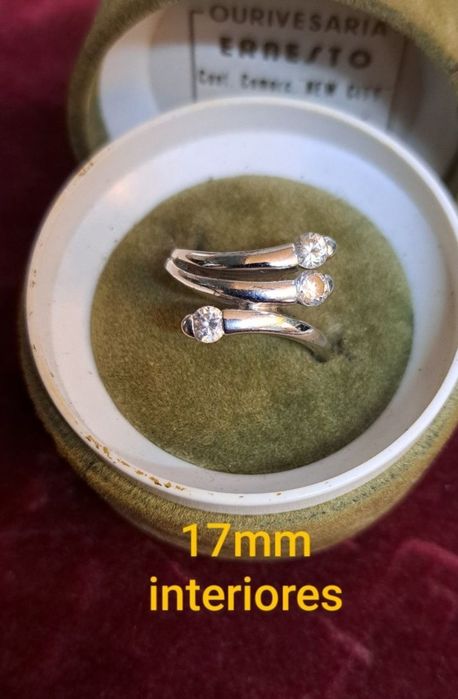 Aneis em prata contrastada.