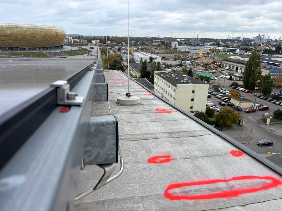 Naprawa i wykrywanie przecieków dachów płaskich i tarasów.