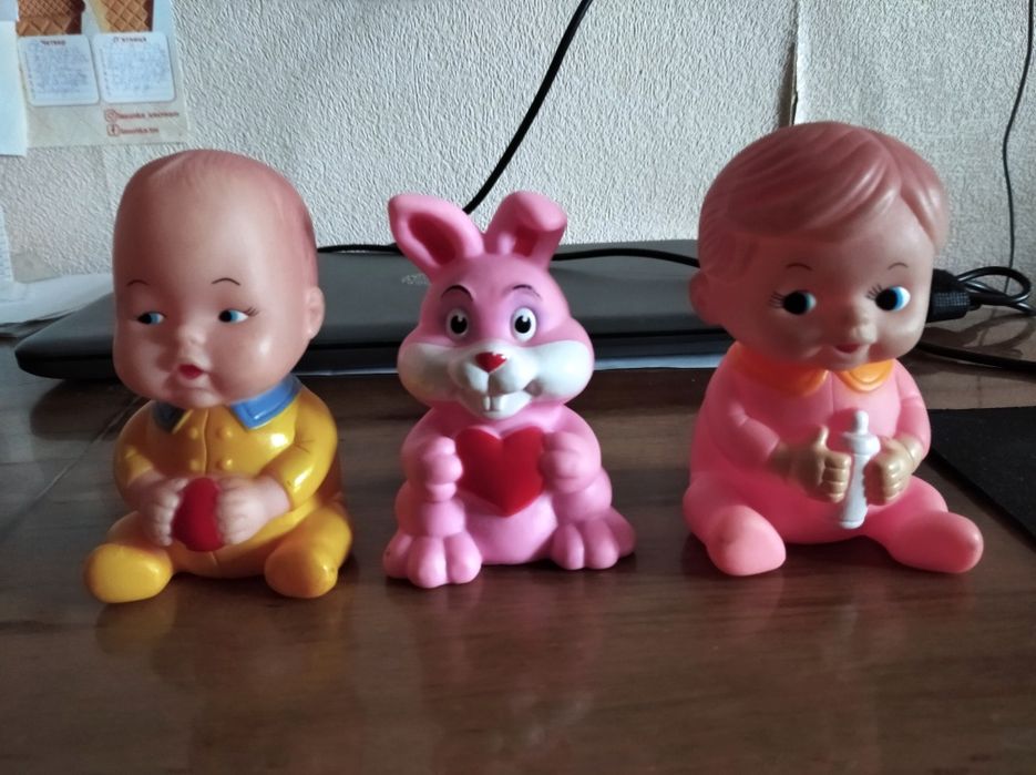 игрушки разные, резиновые и мягкие