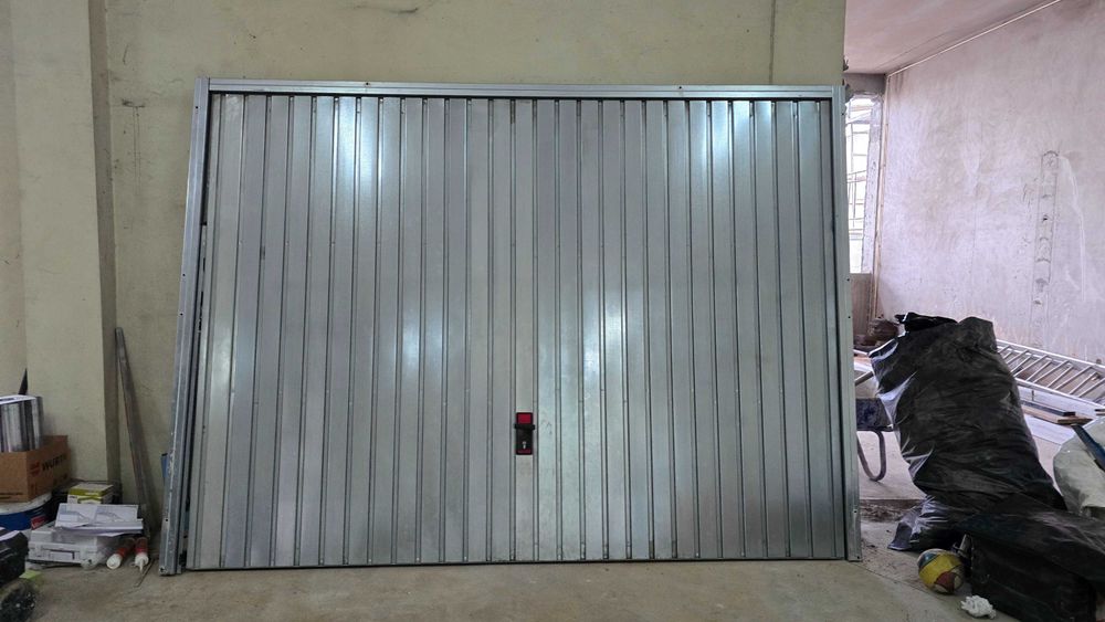 2 Portões Basculantes de Garagem
