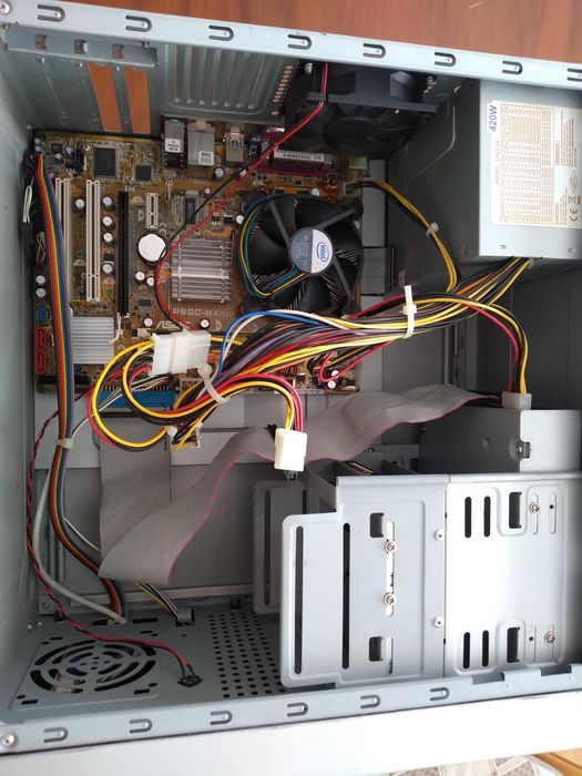 Computador ASUS sem disco nem monitor