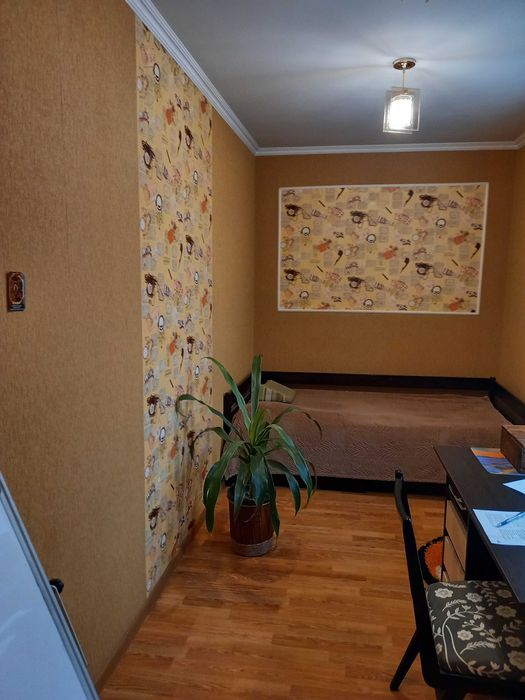 Продається затишний будинок у смт Черняхів