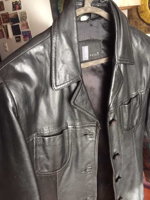 Revivalismo dos Anos 90. Casaco de pele, senhora.