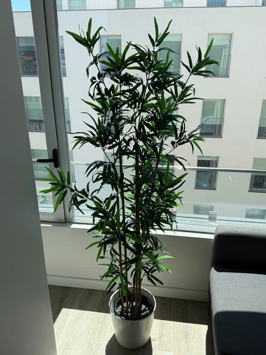 Planta artificial decorativa com vaso