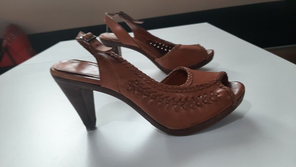 Buty na obcasie bez palcy.  Skórzane brązowe