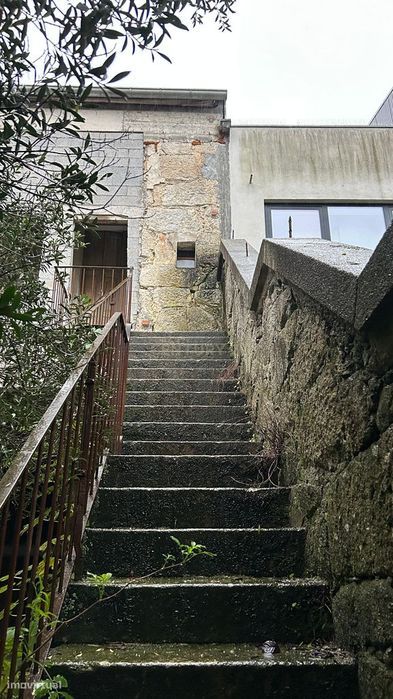 Moradia com jardim 3 pisos + mezzanine - Projeto Aprovado  junto à fac