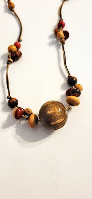 Várias gargantilhas