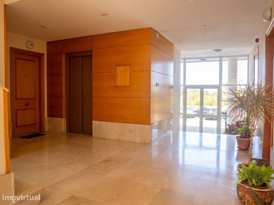 T2 com garagem, varanda e ar condicionado em Alhos Vedros