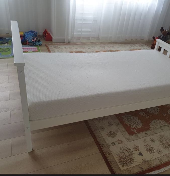 Cama  solteiro branco com colchao