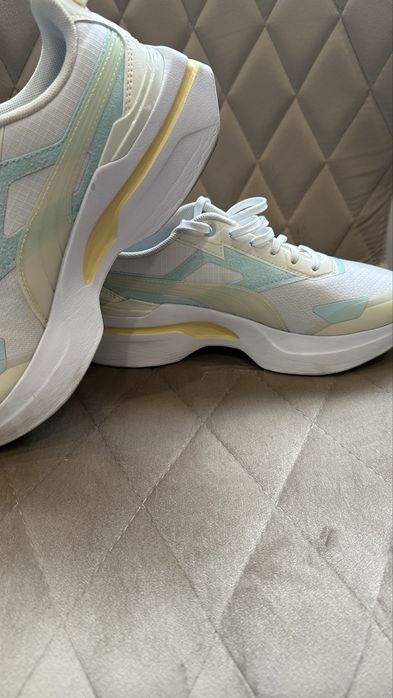 Кроссовки женские